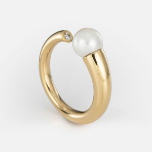 Anel em ouro com pérola e diamante | Akoya