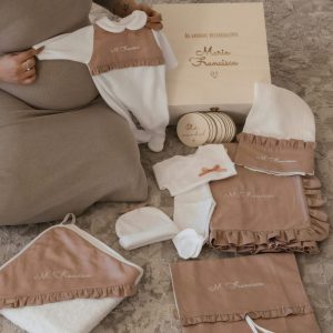 Kit de enxoval bebé linho – Especial com folho (10 peças)