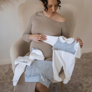 Kit de enxoval bebé linho – Doçura com folho (5 peças)