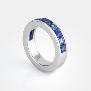 Anel em ouro branco com safiras azul claro | Memórias