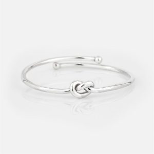 Pulseira aberta com nó em prata
